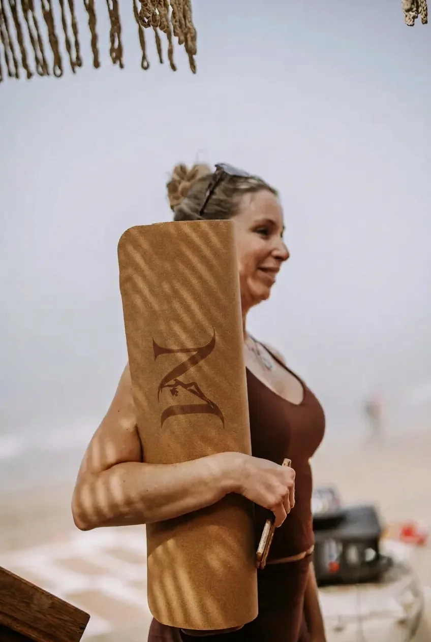 Maite Cano, profesora de yoga en Marbella, con su esterilla de corcho