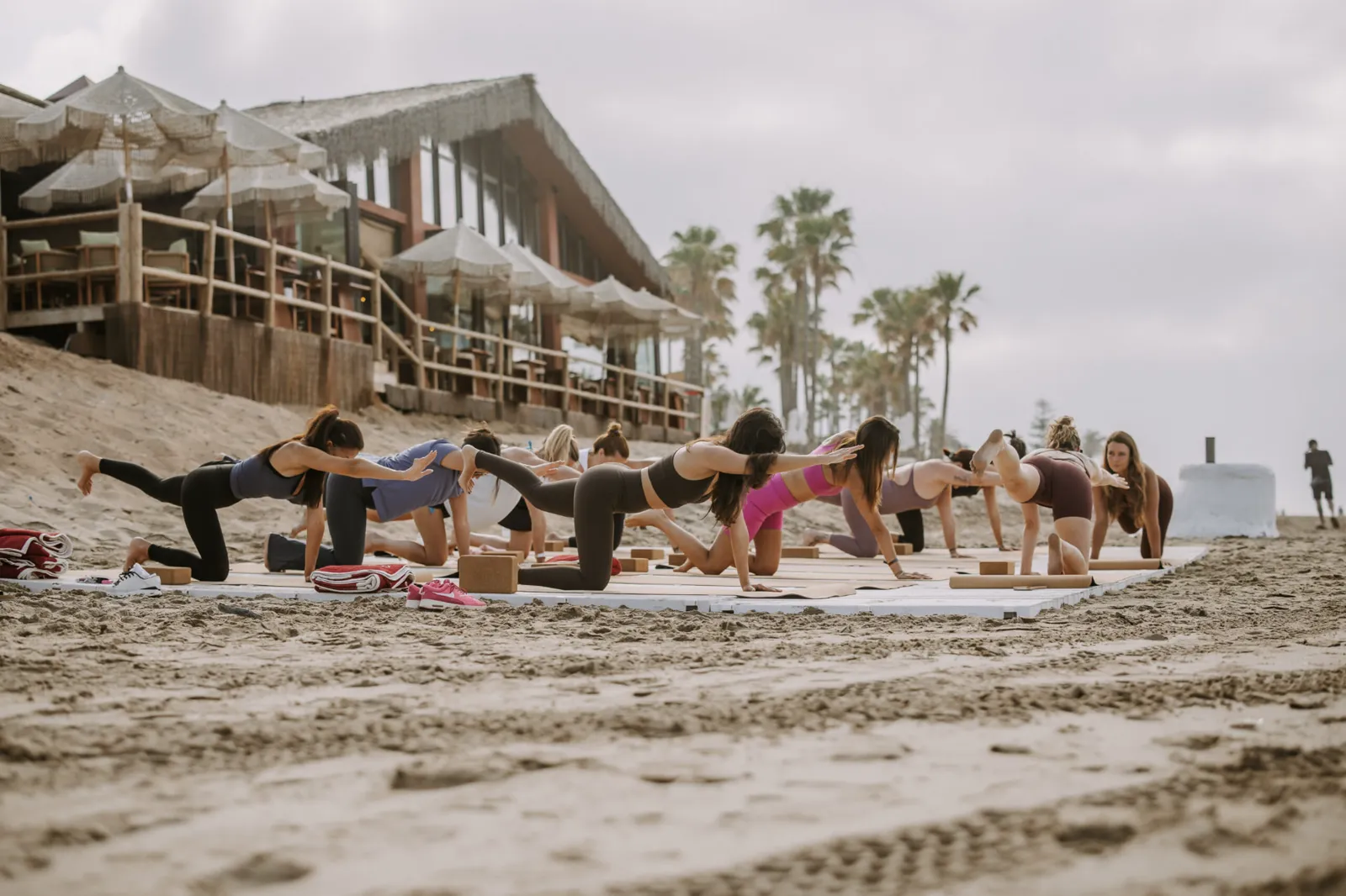 Clase de yoga al aire libre junto al chiringuito Los Tonys en Marbella